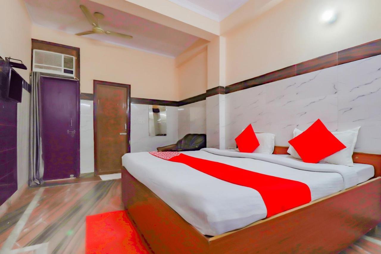 Oyo 67215 Shri Hari Radha Palace Вриндавана Экстерьер фото